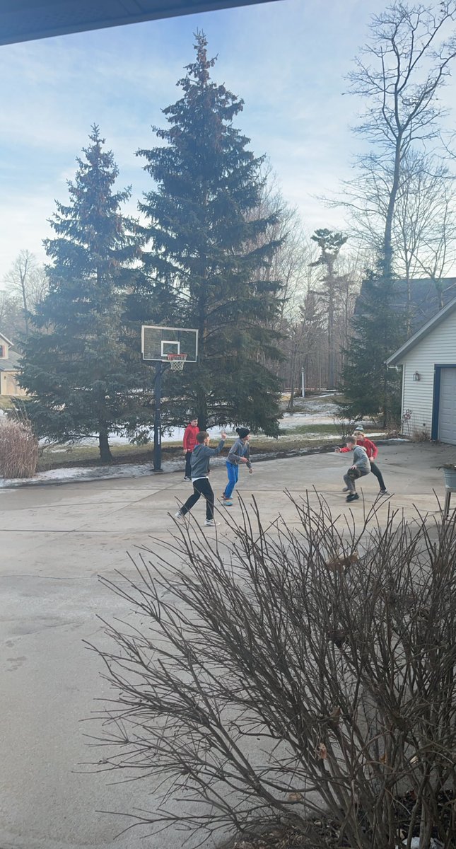 wg40's tweet photo. Neighborhood games are back!
#TheGrove 
#3on2? https://t.co/3CBBnMLs5Y
