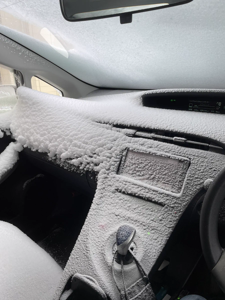 雪国で車のドアや窓を開けて放置していると？車内が雪まみれになるwww