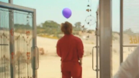 Hoseokie1306's tweet photo. Gente tengo una idea y conciste que cuando sea la re-transmisión del concierto de BTS en los cines, como ya sabemos algunas Armys no tienen sus Army bombs, será bonito que llevemos un globo morado y lo usemos como una Army bomb [...]

#BTSARMY #BestFanArmy #iHeartAwards @BTS_twt https://t.co/A8ULpGXt8i