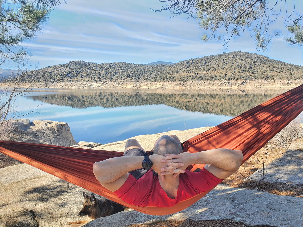 Una salida de éstas cada domingo te re-conecta con lo importante, con lo de verdad.

+ Relaja y deja fluir las ideas.
+ Proporciona perspectiva.
+ Carga pilas. 

Terapia (casi) gratuita.

(Y mejor que la ducha fría de los libros de auto-ayuda)

#LujosOlvidados

📍Valle de Iruelas