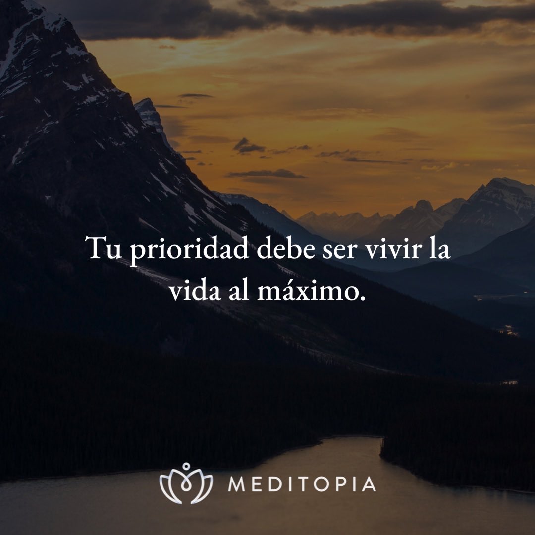 Tu prioridad debe ser vivir la vida al máximo., image size:1080x1080
