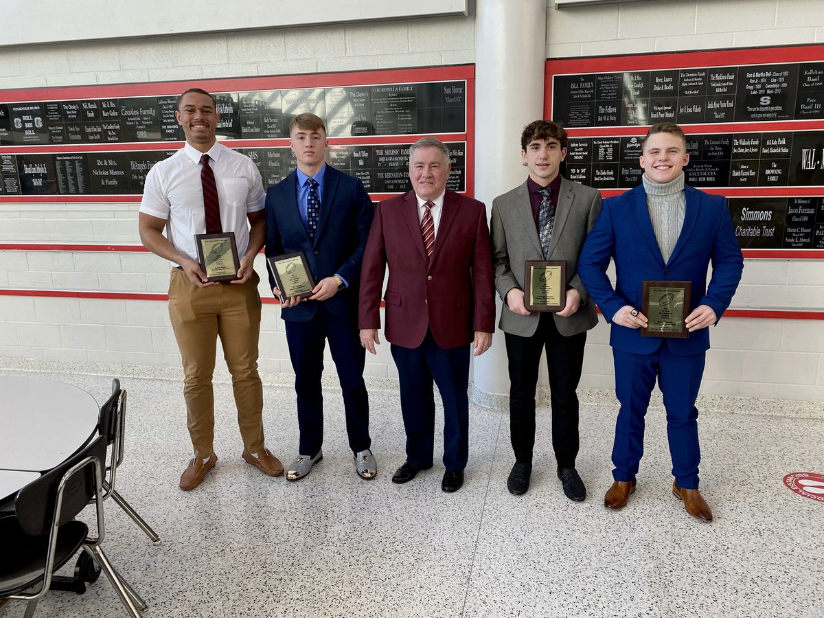 Blessed to have these people in my life as they all have helped me become a better player and more importantly a better person! Had a great time at the <a href="/OVAC_Sports/">O.V.A.C</a> 1st team football banquet🙏🏼🏈