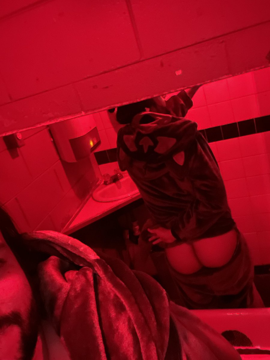 Some pics from last night, onesie party at the bar🔥