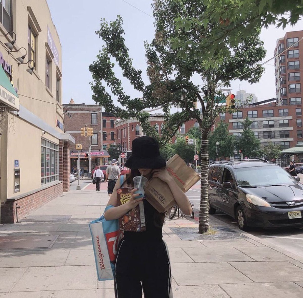 methinkslcy's tweet photo. i think shes very cool for posing with cereal https://t.co/Rn5Jsxeb5R