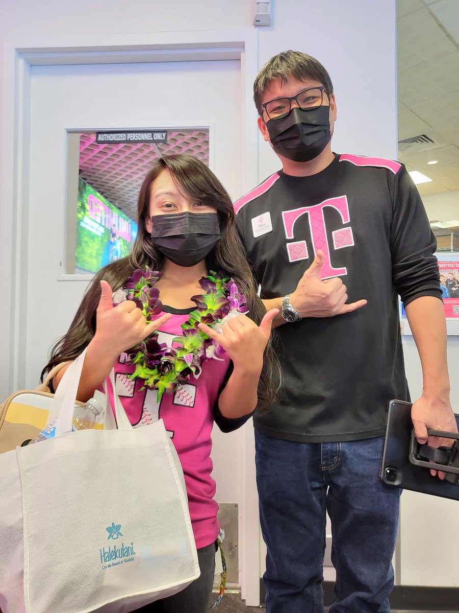 SunnyValencia14's tweet photo. My last day as an ME at Pearl Kai was yesterday and I'm so grateful for my team!! I'm going to miss everyone!! #PKPride #PKLegends #BeMagenta https://t.co/mrbRPbmfhN