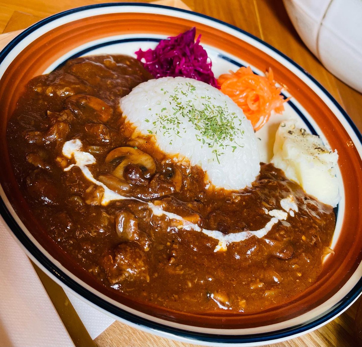 nariz94028832's tweet photo. 店名 #カフェバーノラリ
料理 #ハヤシライス
国際通り付近のオシャレなカフェてランチ🌸
自家製デミグラスソースと牛すじの赤ワイン煮による濃厚なハヤシライスをいただきました🍛
豊富な野菜がサラダ、スープなどで楽しめるのも健康的で美味しいかった😋
まーさん🙏
#那覇ランチ #nahacafe https://t.co/qdQPgurRd6