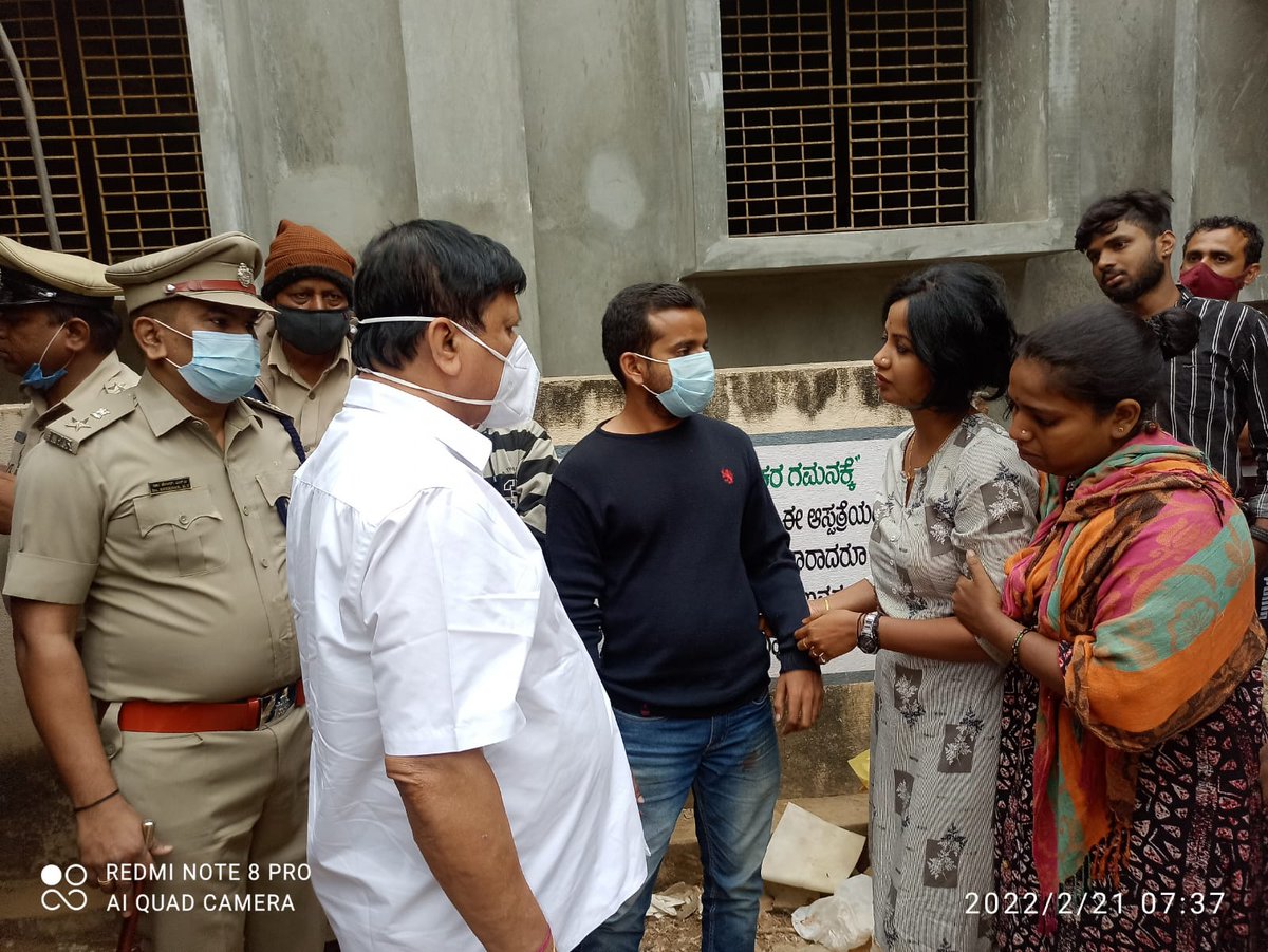 Mohan_HJS's tweet photo. Karnataka home minister @JnanendraAraga visited hospital and met family members of Harsha 

We demand 
#justiceforharsha

Congress period 23 hindu activists murdered, than hindus voted for BJP.

Now the BJP period also same brutual murders of hindus continuing.

@RituRathaur https://t.co/VsxsvTo4AP