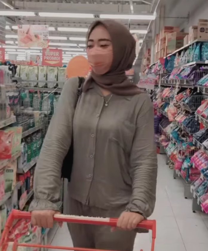 Neng_Erika69's tweet photo. Belanja sambil nyari brondong. https://t.co/FQpiPl7s3u