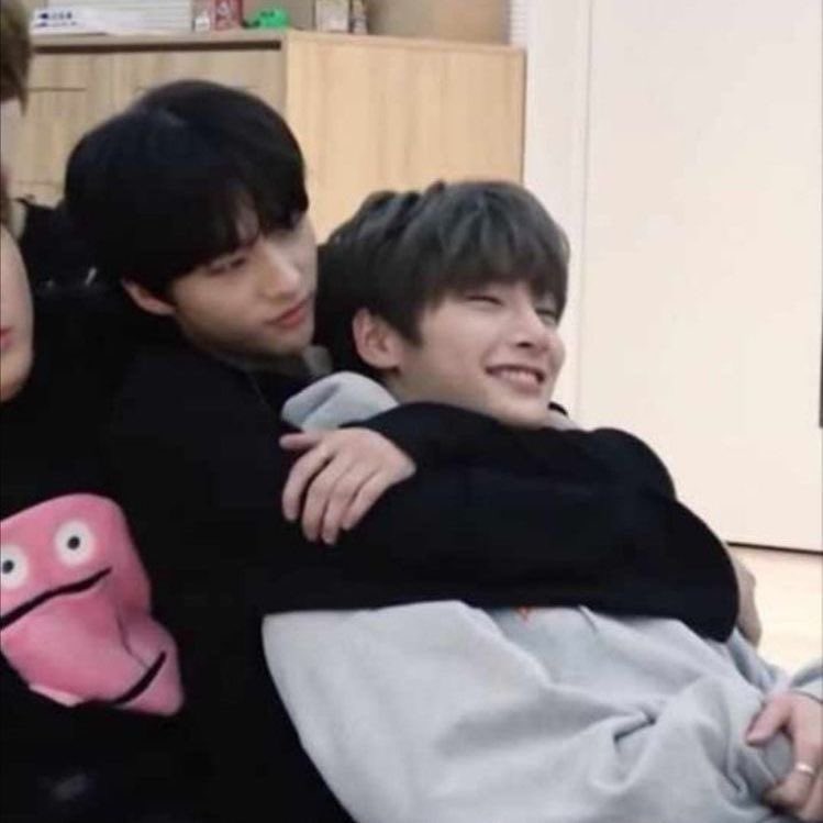 loversminsung_'s tweet photo. HYUNIN AU || Till the end 

Hyunjin y Jeongin se conocen en el hospital, conectando rápidamente el uno con el otro, siendo separados a los pocos días. Ambos viviendo a extremos del país, meses sin verse, deciden regresar al hospital para reencontrarse, parecía una idea perfecta. https://t.co/EpKFZmKc53