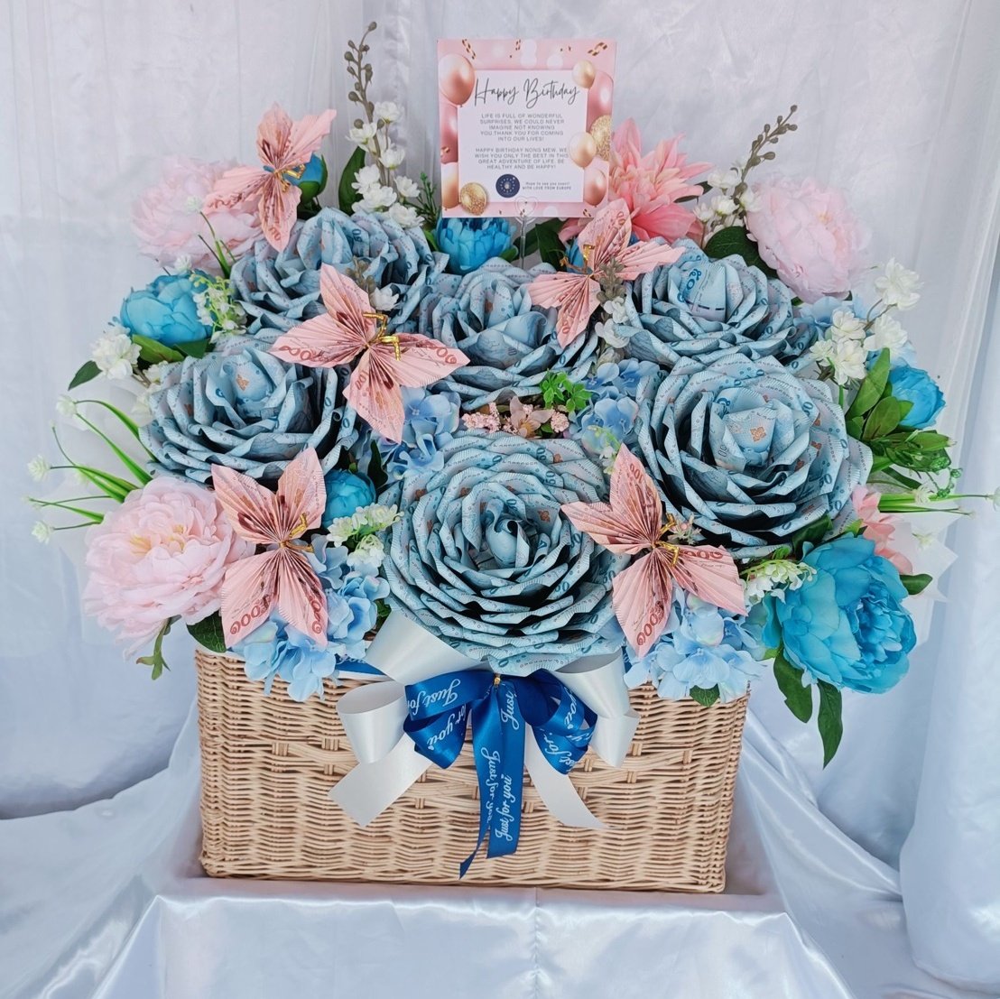 MSuppasitEU's tweet photo. 💐MEW B'DAY MONEY BOUQUET💐

MSEU sends our love and support through this bouquet on our MewMew's special day!
May this day be filled with joy and happiness!

❤️𝓗𝓪𝓹𝓹𝔂 𝓑𝓲𝓻𝓽𝓱𝓭𝓪𝔂❤️

#MewSuppasit #มิวศุภศิษฏ์ @MSuppasit #มิวสุบ10บวก21 https://t.co/Qtv6jOv2EF