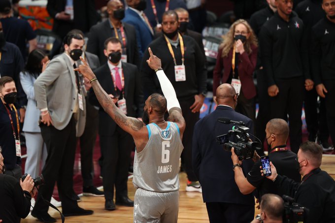 LeBron James 71. Nba All Star maçında galibiyeti kutluyor