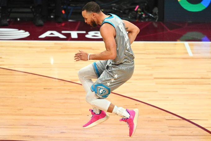 Stephen Curry 71. Nba All Star maçında sevinirken