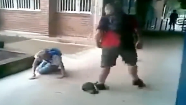 ElComodorense's tweet image. #Polémica | “Parándote de manos”: el video que reabre la polémica sobre el bullying
Leer más en elcomodorense.net/parandote-de-m…