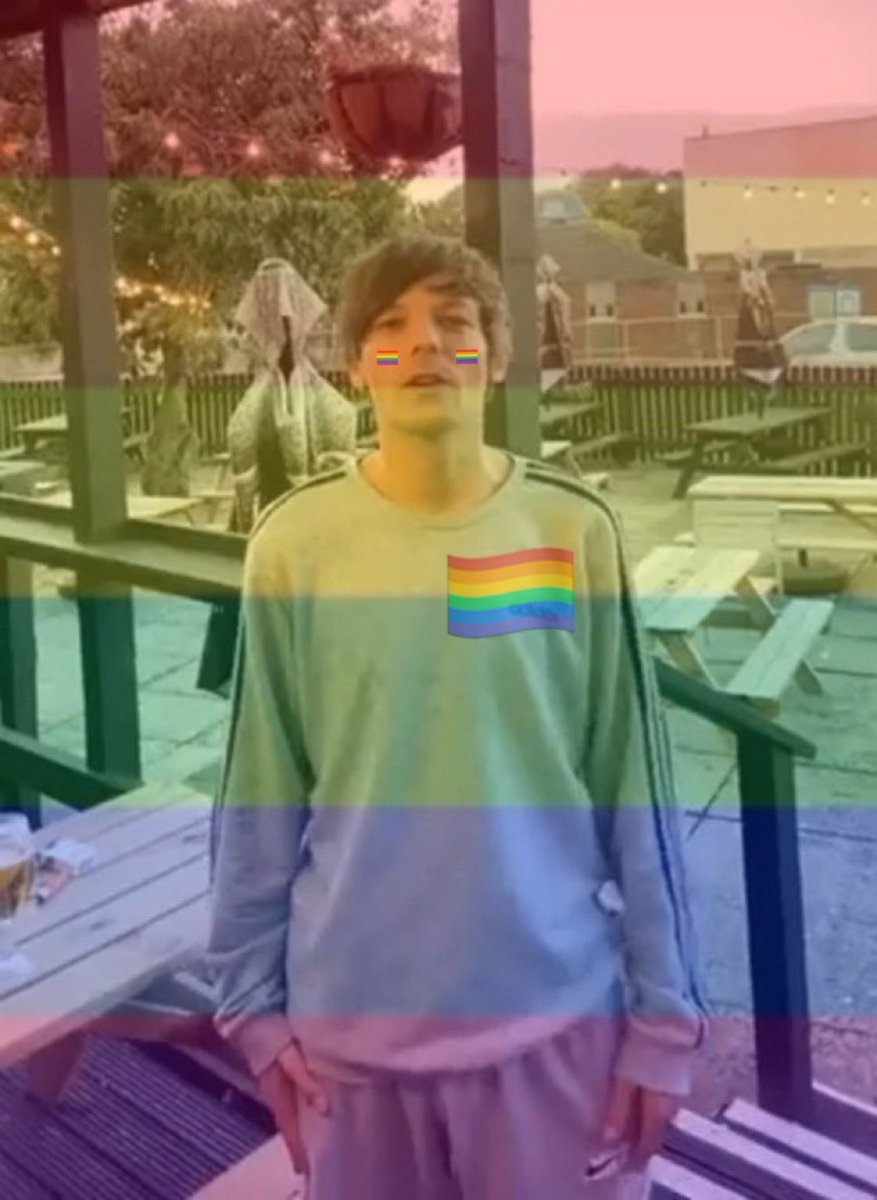 livesxlouis's tweet photo. HOY 20 DE FEBRERO DEL 2022 EXACTAMENTE A LAS 21 HORAS CON 13 MINUTOS LOUIS TOMLINSON AGARRÓ UNA BANDERA LGTB EN EL ESCENARIO POR PRIMERA VEZ https://t.co/hFUeyV9CC4