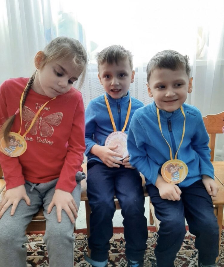 В нашем центре прошло спортивное развлечение «Малые олимпийские игры»! Ребята проявили свою силу воли, ловкость, стремление к победе! В завершении мероприятия настал торжественный момент - вручение медалей! Все заслуженно получили награды!