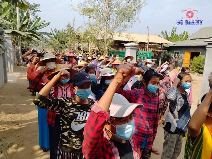 b3rry_y's tweet photo. Marching and sitting-in strike against the military dictatorship in various villages of Salingyi and Yinmarpin.Protestors saluted for the fallen heroes for a minute.

#GenocidalMilitary #2022Feb21Coup
#WhatsHappeningInMyanmar
#ICJ_BringSACToJustice https://t.co/J3DV8D5TYV