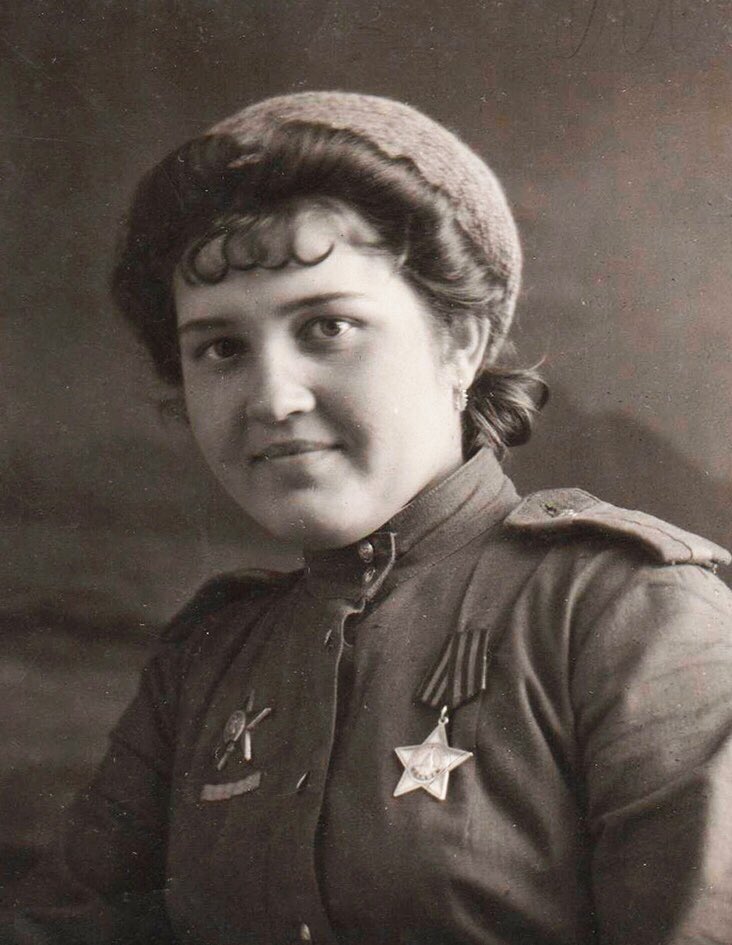 На фото 19-летняя Зинаида РОДИОНОВА. 
В годы Великой Отечественной войны обороняла Ленинград, освобождала Латвию.
В июле 44-го, в одном из боёв восстановила повреждённую телефонную связь. В апреле 45-го была тяжело ранена. После лечения вернулась в родную Евпаторию