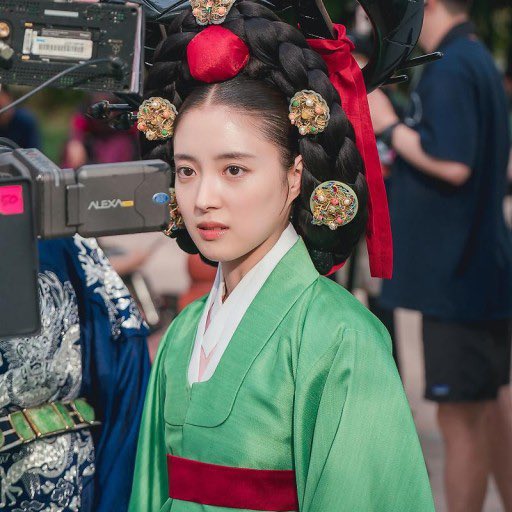 danpot0's tweet photo. 궁 리메이크 채경이 이세영 찰떡입니다
정말진짜리얼리

#이세영
#LeeSeYoung https://t.co/CU9TByULSK