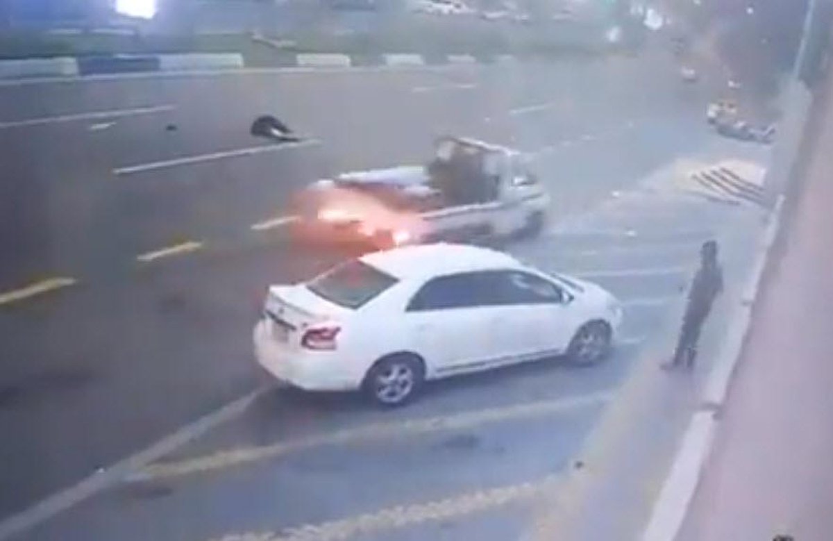 ماذا قال المواطن المتسبب في دهس امرأة أثناء مرورها الطريق بالباحة؟

twasul.info/1777654

#وزارة_الداخلية #المرور_السعودي #المرور #سيارة #دهس #امرأة #الباحة 
#صحيفة_تواصل #تواصل