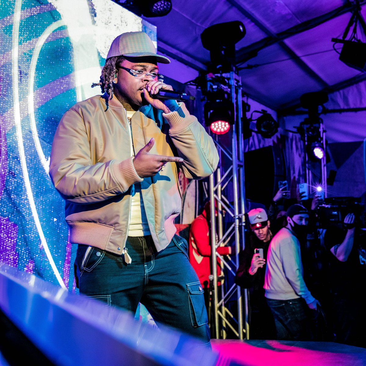 DEWxRuffles's tweet photo. 🅿️lease drop whatever you're doing, and get ready to turn up for the biggest performance of the night! #LiveAtTheBlock presents: @1GunnaGunna Turn up the volume and let's get DOWN!!! 🔥🎤 https://t.co/7PsXO5SYAI