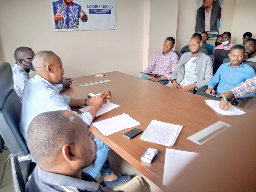 LigueDcu's tweet photo. Le Coordonateur de la Ligue de Jeunes DCU @manya_serge a tenue ce dimanche une réunion avec les Présidents Fédéraux de la Ligue de Jeunes Kinshasa.
Ligue de jeunes :
- TOUJOURS DYNAMIQUE,
- NOUVELLE ÉNERGIE,
- NOUVELLE MENTALITÉ.

Heureusement qu'aujourd'hui et demain c'est NOUS https://t.co/07IawkFQzs