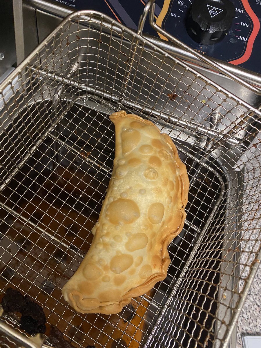 1804Kitchen's tweet image. Pate Kode ( Haitian Fried Patties)..🤤🇭🇹🔥🙏🏾.. 470-756-1029 #Pate#Haitianfood#mouthwatering#manjelakay#homecooking#thebest#1804#haiti#instafood#explore#Caribbeanfood#atl#atlantaeats#atlfoodies#foodblog#foodporn#haitianart#catering#creole#chefzoe#cheflife#entrepreneurs