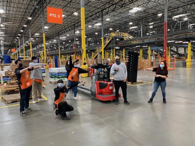 AlexisLJ13's tweet photo. Key 3 associates always driving safety! Way to go team and thank you for putting safety first!! 🦺🚨 #Safety #Infocus @CBotnick6950 @THD_Ferreira @rayray5641 @Myron84450673 @KyleCorbinHD @DavoniaMoore @FabianZ5641 @5641Ana @darliaraiza5641 https://t.co/71GTZqmeUH