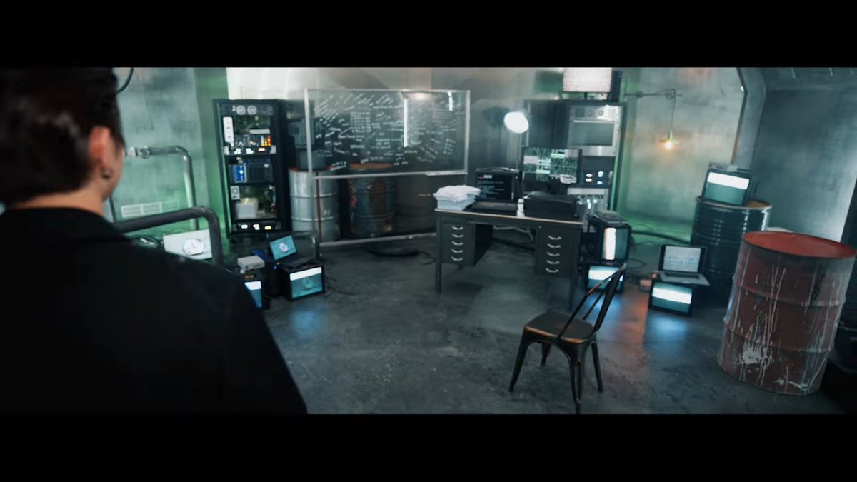 _kevinsaurio_'s tweet photo. entonces me estas diciendo que exit hace referencia a la realidad donde estan atrapados y son constantemente monitoreados, pero en run up se ve como si llegaran a una sala de control que puede hacer referencia a que se dieron cuenta que vivieron siempre en otra realidad???????? https://t.co/80fKuCWxsK