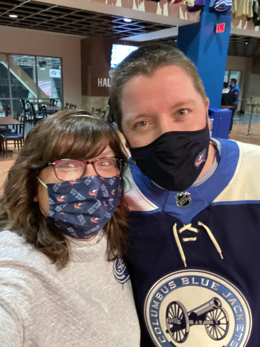 MissyPfaltzgraf's tweet image. Jackets are making this a fun night!! #CBJ #LEO #fifthline