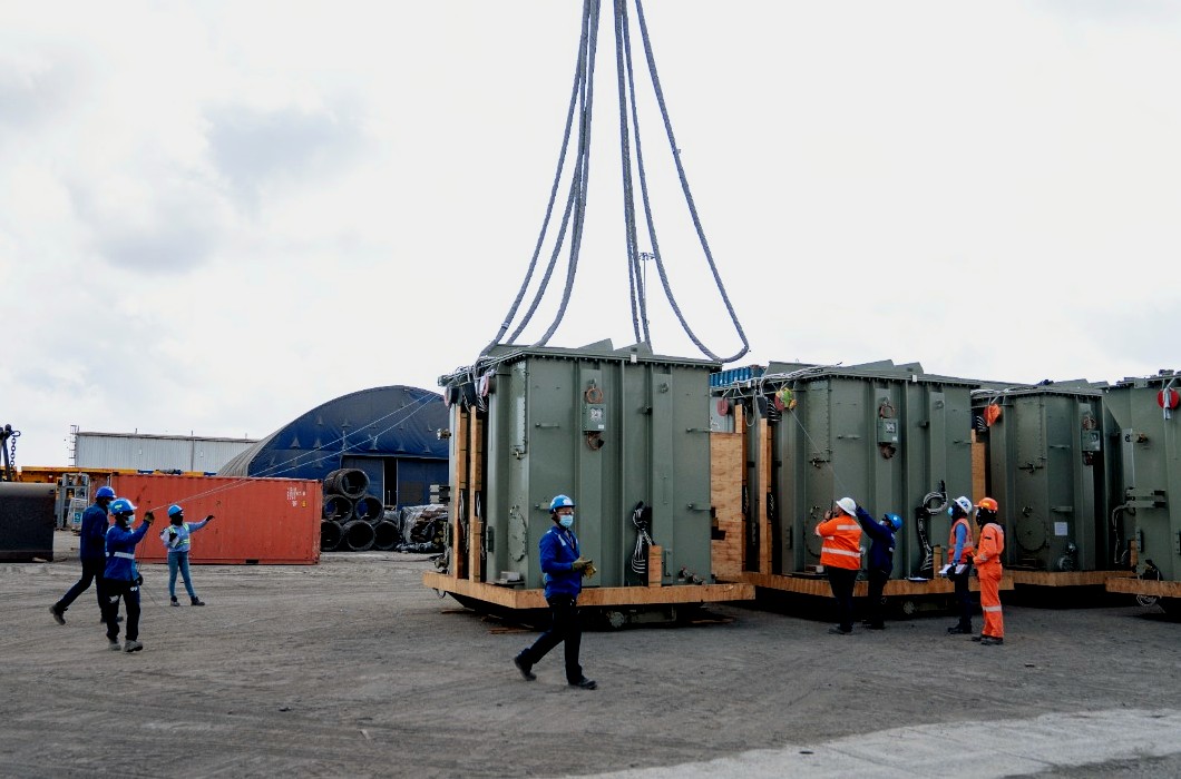 EPMestamosahi's tweet photo. Con la llegada de los 12 transformadores de potencia que faltaban en el #ProyectoItuango, evidenciamos el buen ritmo y desempeño que llevamos para cumplirle a los colombianos y generar el 17% de energía del país ⚡🤩 https://t.co/qttf7a8fiX