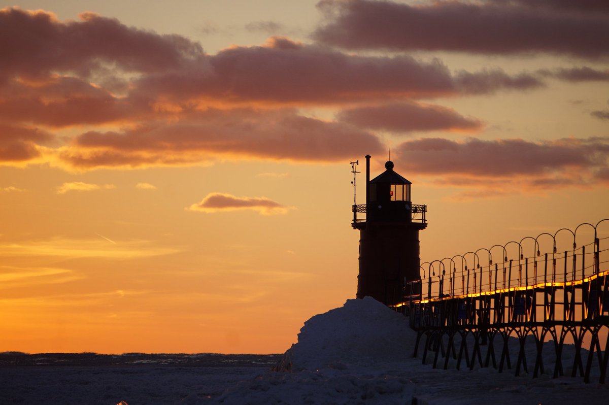 shasta247's tweet photo. Sunsets and lighthouses! #PureMichigan #Lighthouses #Nature #sunsets https://t.co/SF55FdDUOy