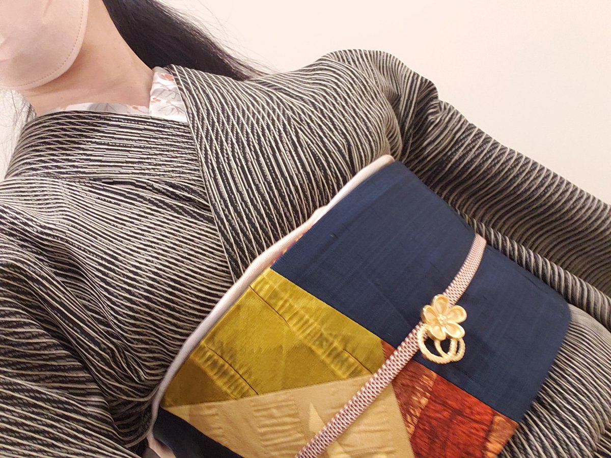 kimono_chunchun's tweet photo. 箸置を帯留にお使いの沼民の皆様
帯留パーツの使い回し技を再度ご紹介いたしますわね

アタクシはネイルチップの���ールで付けておりますの
特にこちらのシールは強力でして
ちょっとやそっとの力では外れませんのよ
沼民のみなさまもお試しになってみてくださいませね

by叶すずめ子 https://t.co/6QuKfZhd1z