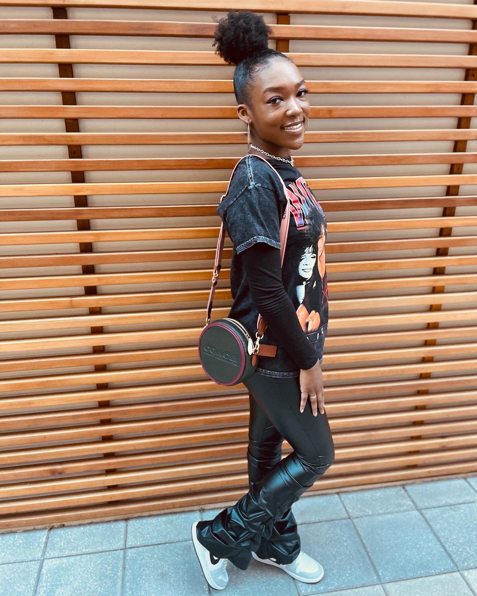 Allboutchan's tweet photo. sweet candy treatπ #neweditionconcert https://t.co/LKgCig8OVO