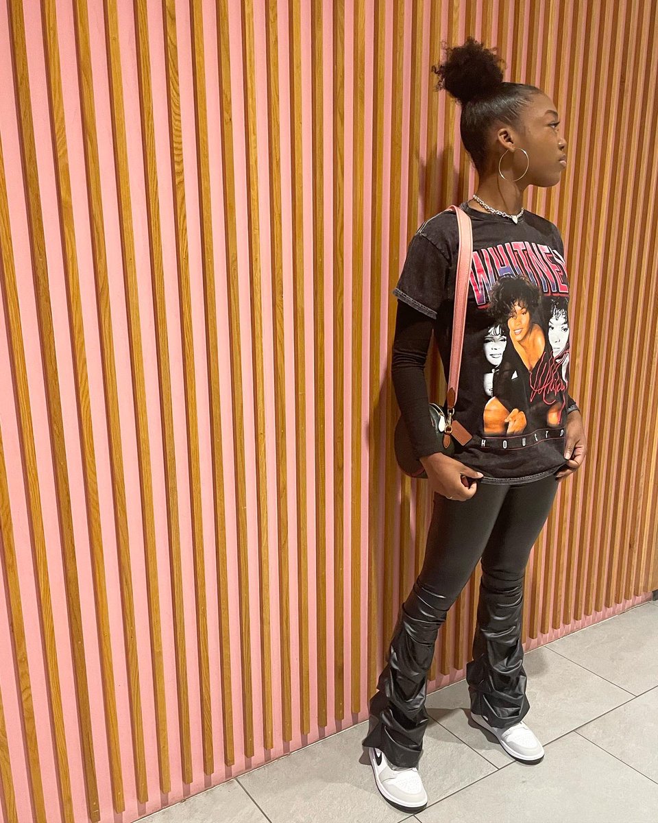 Allboutchan's tweet photo. sweet candy treatπ #neweditionconcert https://t.co/LKgCig8OVO