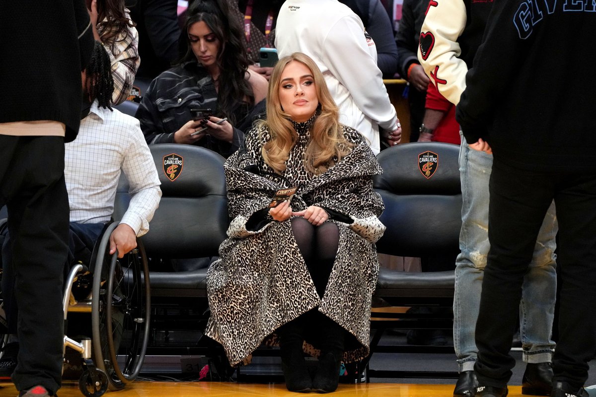 imyadele's tweet image. Adele and her courtside looks😫