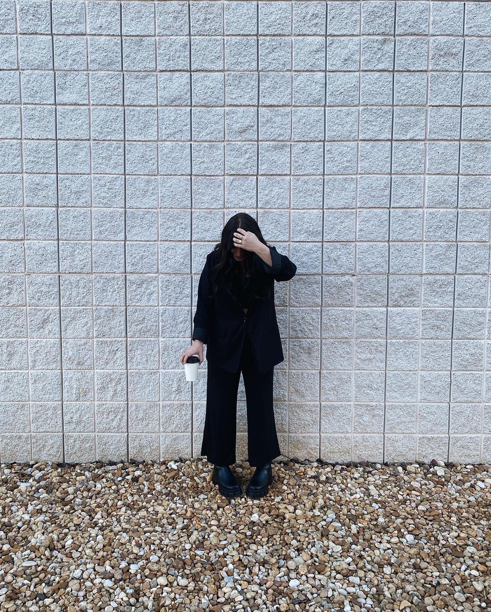 Charleston06's tweet photo. happy sunday🖤 https://t.co/N0whDeSZ5D