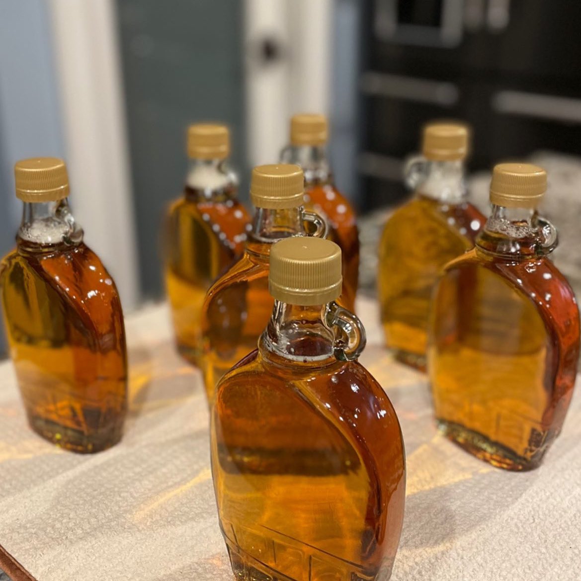 JennDeak's tweet photo. Our second batch of maple syrup and the best yet!! Love the amber color! Finishing up another batch tonight so we shall see….#redbridgemaplefarm https://t.co/psVlUVUDku