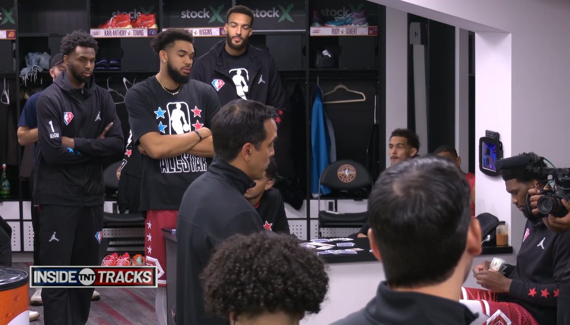 TrashTalk_fr's tweet image. Le speech d'Erik Spoelstra, pendant ce temps-là les cartes de jeu sont encore sur la table et Embiid compte la thune qu'il vient de gagner au poker 💀💀💀💀