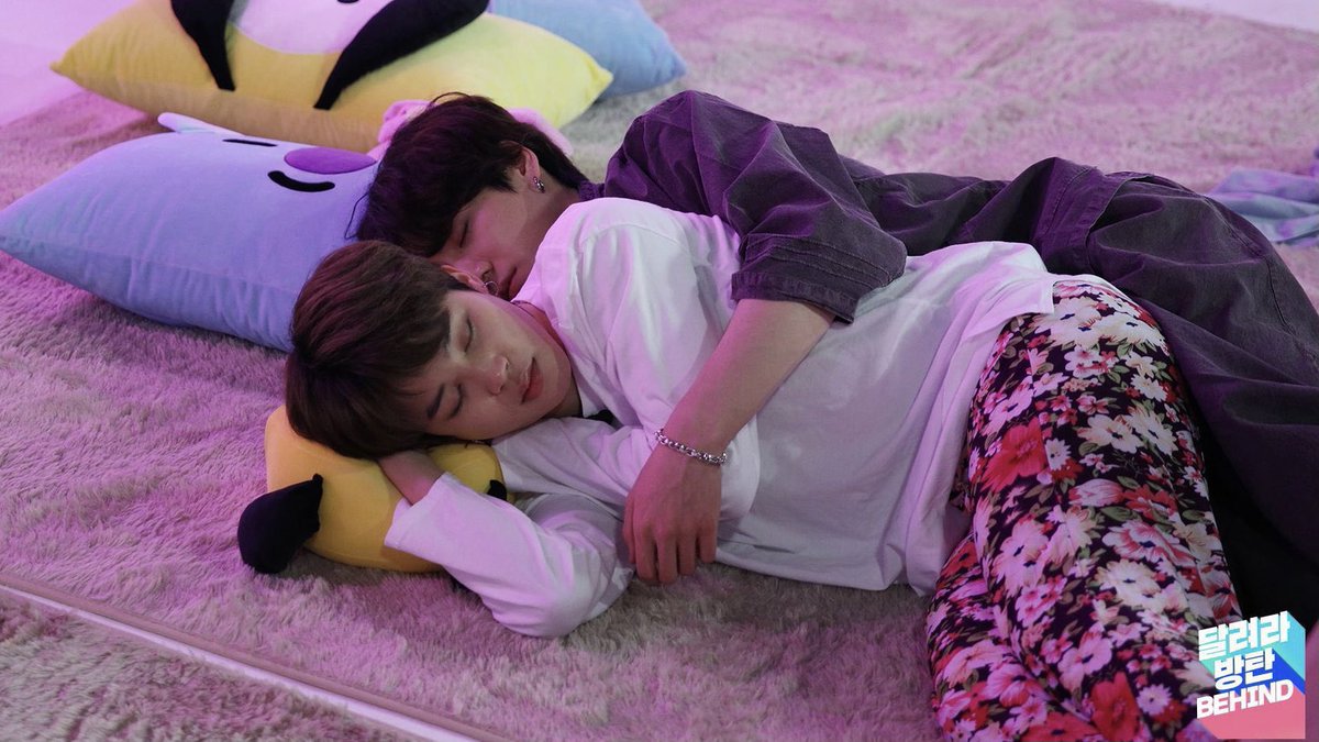 JikookLovers_'s tweet photo. "O Jungkook me abraça para dormir" - Jimin https://t.co/bmUVqyChRP