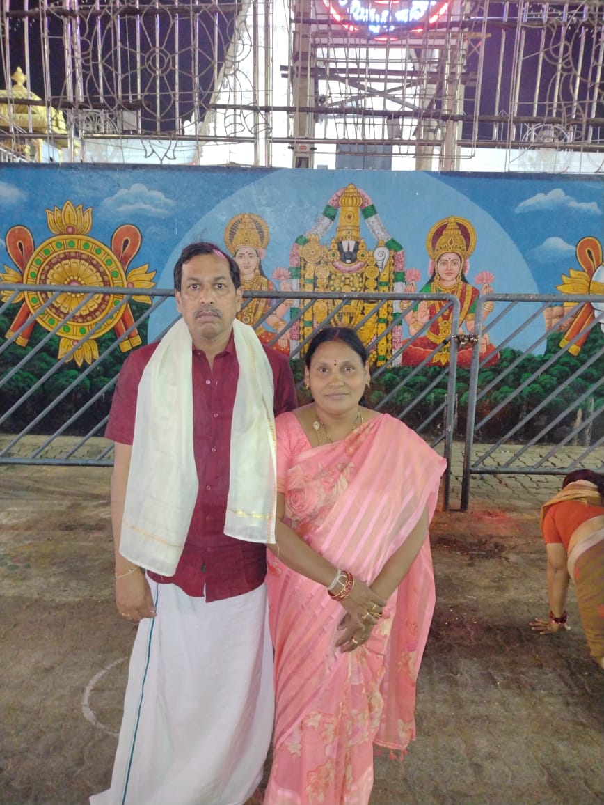 RahulPulluri3's tweet photo. ఈరోజు "తిరుపతి" శ్రీ వేంకటేశ్వరాస్వామి వారి సన్నిధిలో...దర్శనం అనంతరం.

ఓం నమో వేంకటేశాయ🙏 https://t.co/eeYgTp8aUw