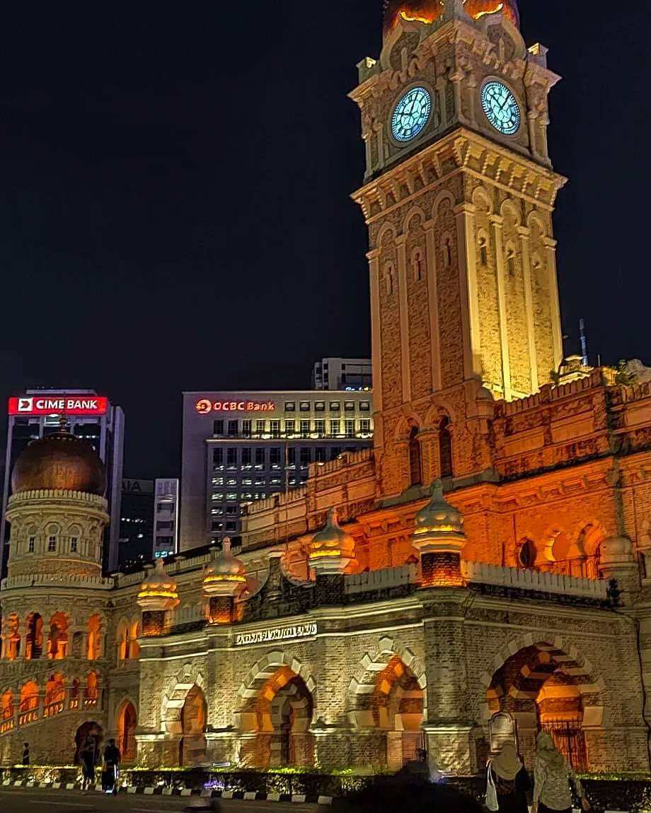 kuttangraphy's tweet photo. Moorish style architecture is highly visited by the locals especially at night.  The surrounding lights give them a very beautiful view.

📸 ~ @parmindar93 
🎨 ~ @kuttangraphy 

#nightview #streetstories #streetstyle #streetphotography #streetphotographymalaysia #kuttangraphy🕊️ https://t.co/RVaAIJeKP5