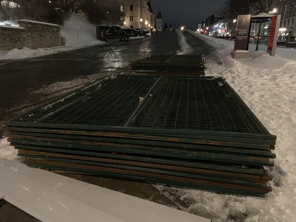 CBCRaffy's tweet photo. The quiet in front of Parliament Hill inside the secure zone tonight--fences dismantled, a lone protest sign left in a snowbank. #protestconvoy #cdnpoli https://t.co/uZv6tQz4Kt