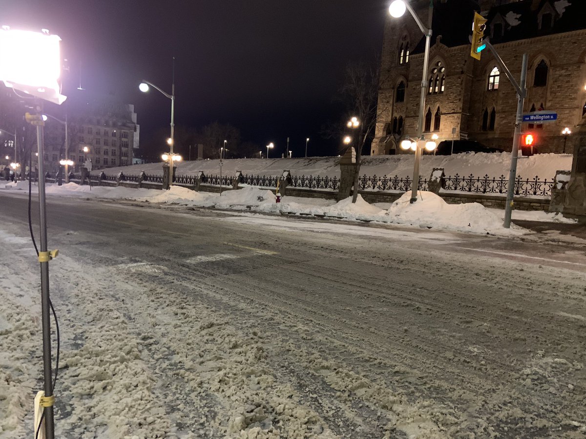 CBCRaffy's tweet photo. The quiet in front of Parliament Hill inside the secure zone tonight--fences dismantled, a lone protest sign left in a snowbank. #protestconvoy #cdnpoli https://t.co/uZv6tQz4Kt