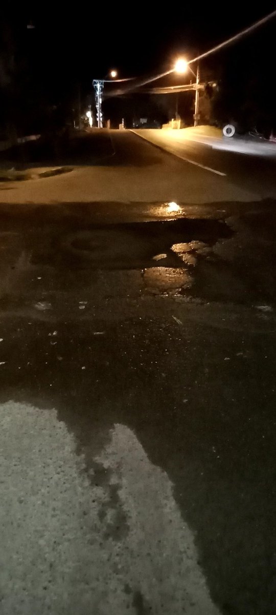 IIBARRAAHUMADA's tweet photo. @MunidePaine @aguas_andinas 
Sector la paloma, paradero 15 entre avda. 18 de septiembre y las posesiones, aguas servidas corriendo por la calle, alcantarillado tapado, se informo hace 4 días y nada. Ahora todo colapsado 😡 Olor espantoso!!!! https://t.co/wg2aHszU8j