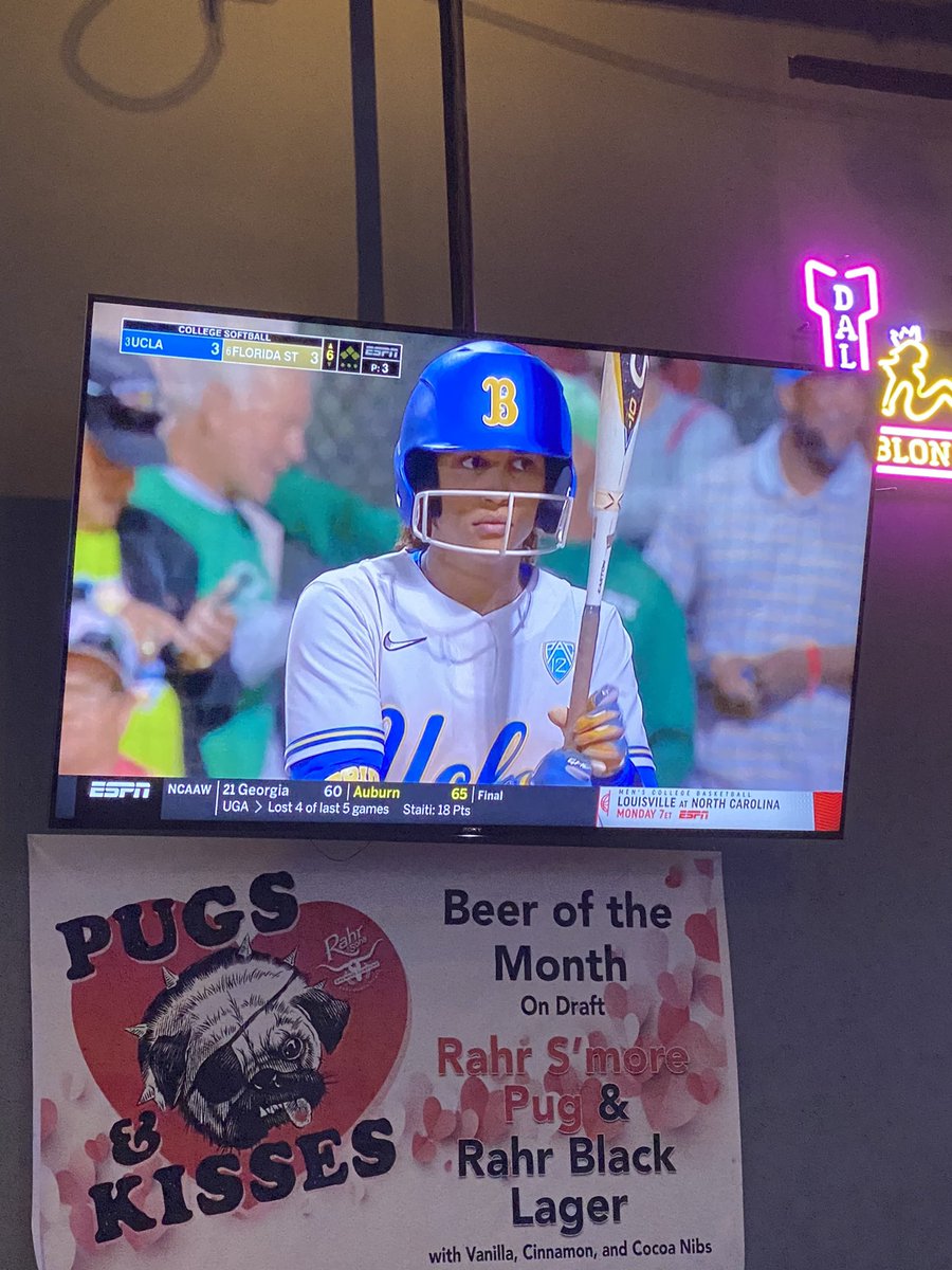 CoachBBuchanan's tweet photo. Starting the trend back up. Going to different restaurants just to put on softball. I put it on, stay for a bit, tip the staff and on to the next! Go support our sport! https://t.co/PhtRVJgUIp