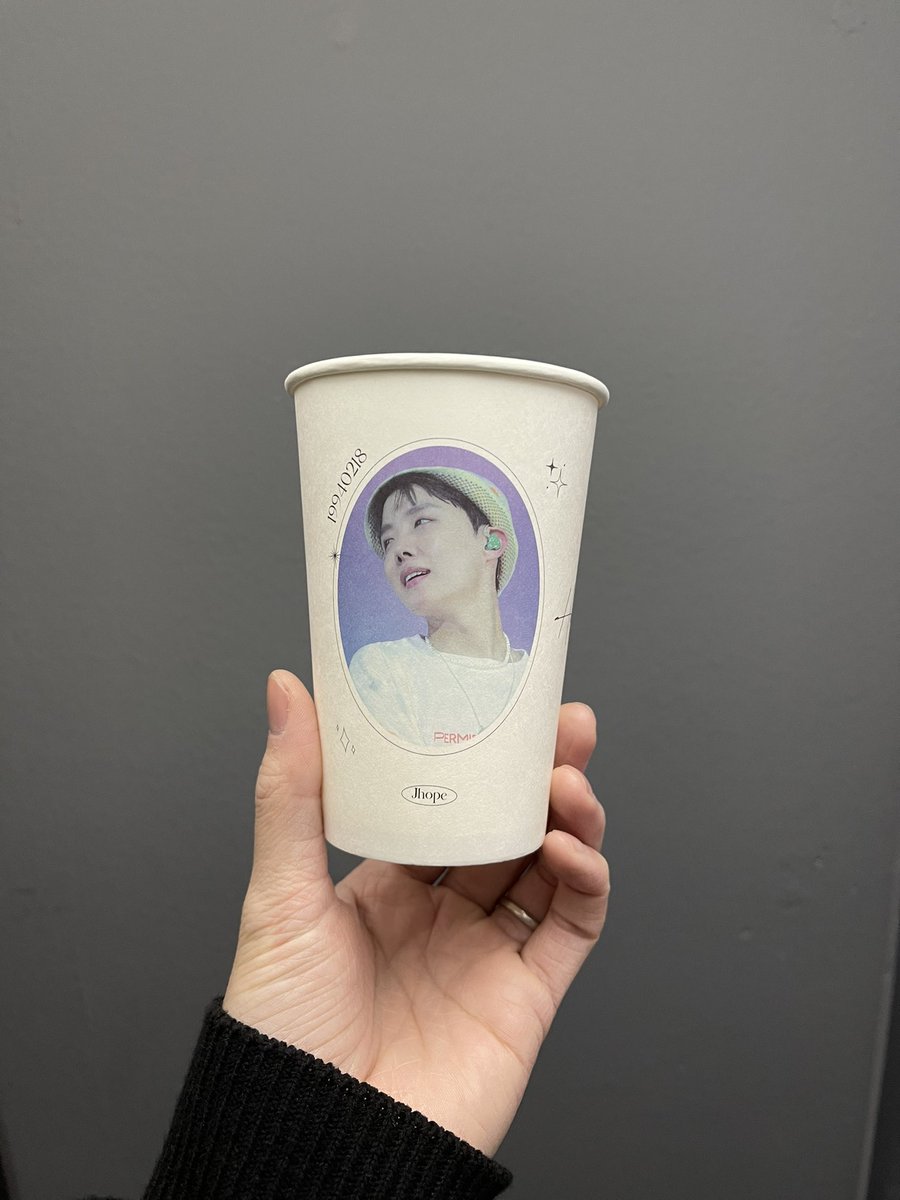 byeol_coffee's tweet photo. BTSJHOPEカップホルダー到着致しました。

来週以降も特典のポスターつきます。

お待ちしております😊 https://t.co/UGblMN6Pgr