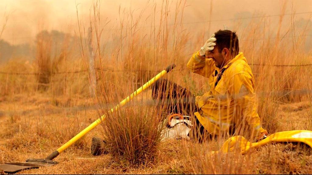 Jesi_Ruiz's tweet photo. #CorrientesSeQuema y miles de bomberos del país se unen para poder combatir el fuego.

Obvio que cuando todo pase necesitamos un debate sobre el sueldo de las personas que ponen el pecho y arriesgan su vida en cada incendio. Muchos son VOLUNTARIOS y no reciben ni un peso. https://t.co/qXddu9FCXI