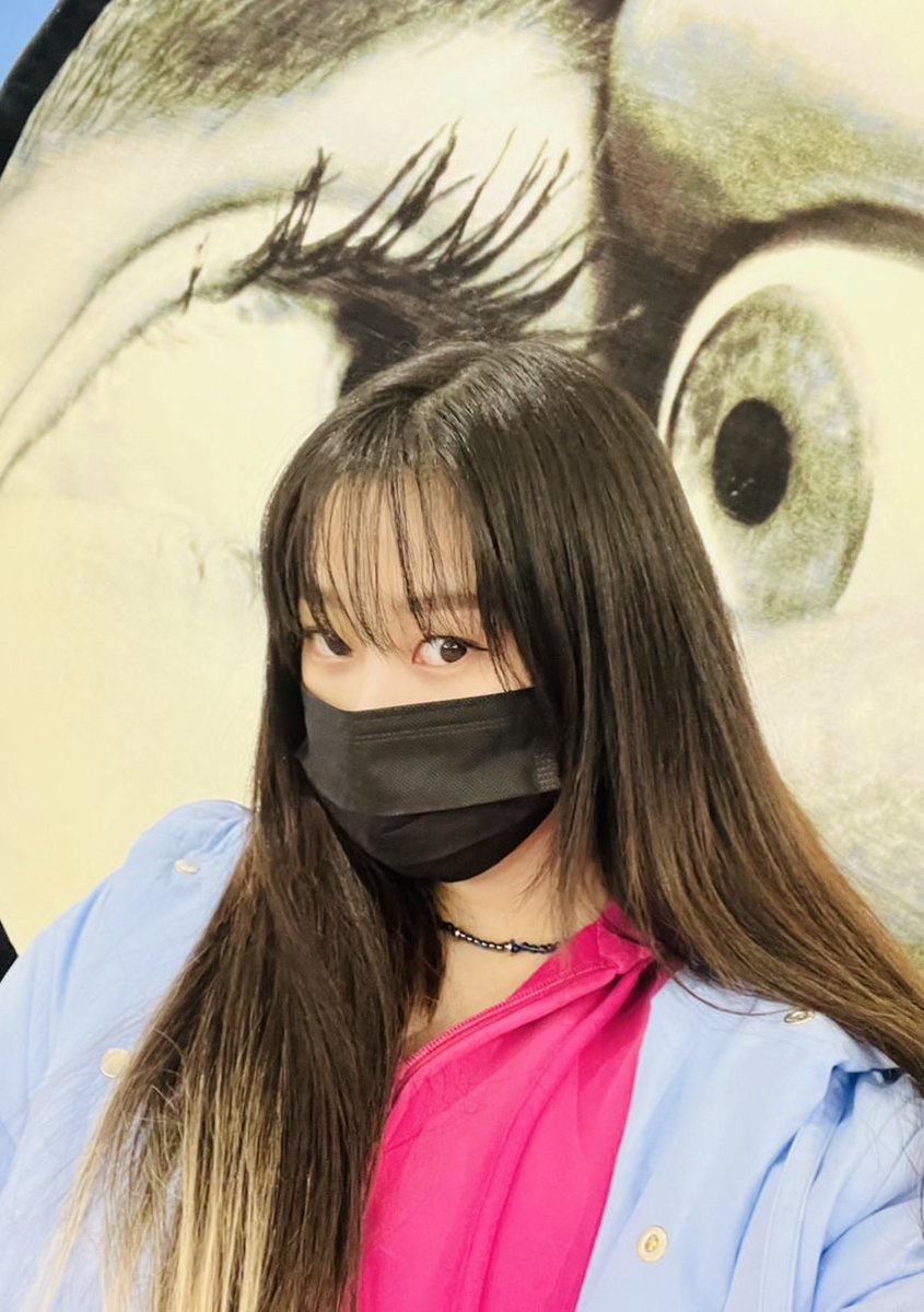 aespanim's tweet photo. from her date with somi 🖤 https://t.co/kZFM1v8rcM