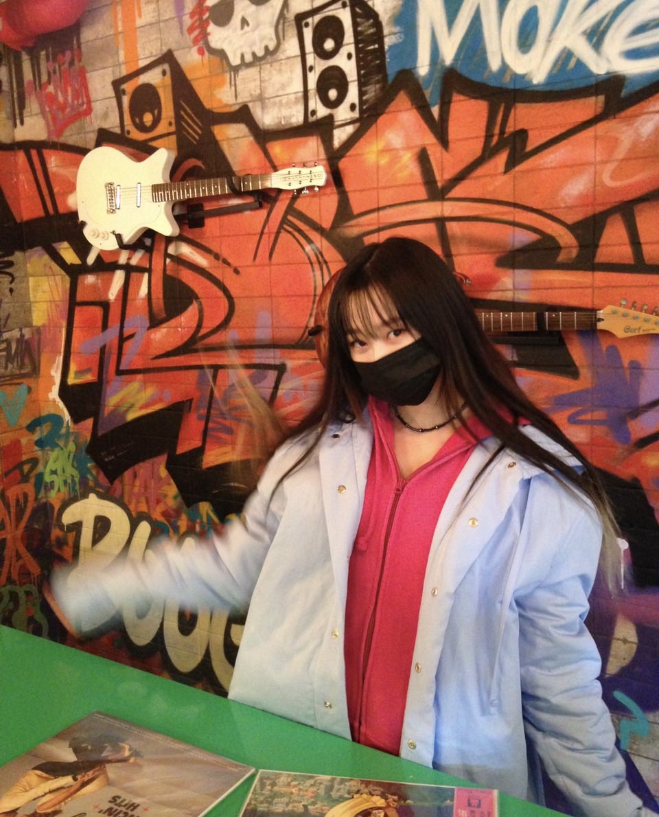 aespanim's tweet photo. from her date with somi 🖤 https://t.co/kZFM1v8rcM