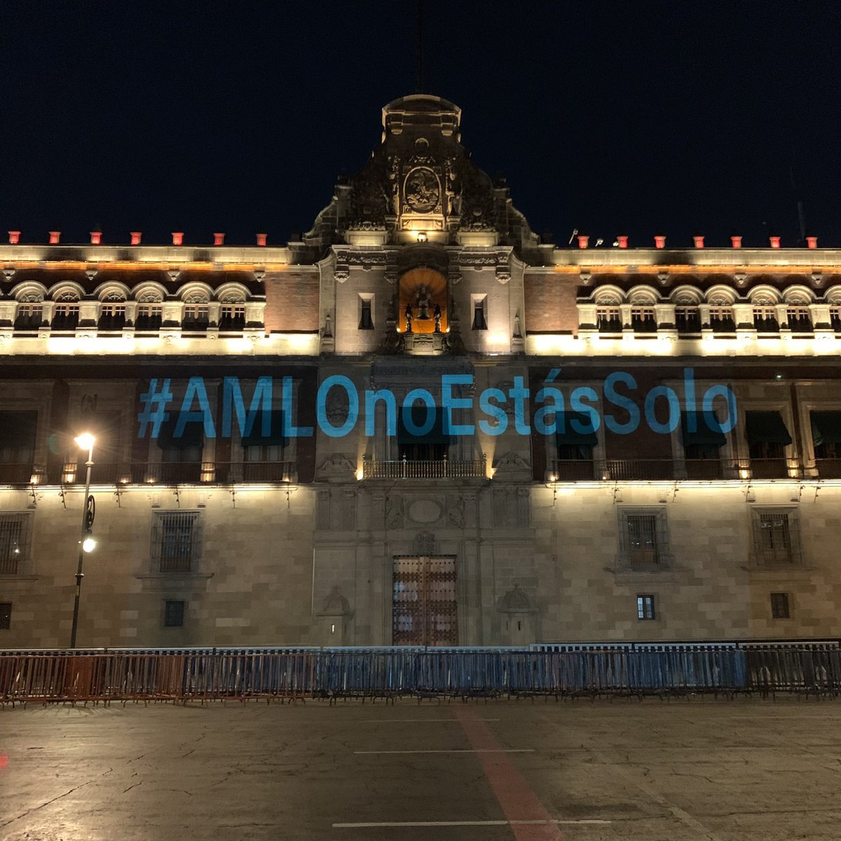 jgnaredo's tweet photo. Alguien proyectó hoy este mensaje en la fachada de Palacio Nacional. https://t.co/psXkBB4kOA
